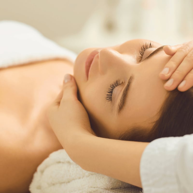 Femme qui reçoit un massage.