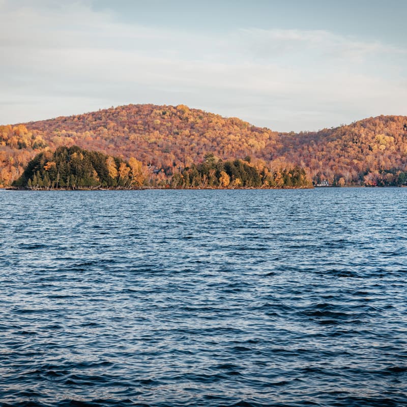 Lac vu du Grand Lodge Mont-Tremblant.