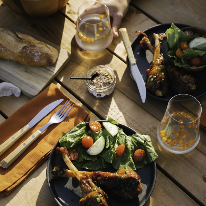Table en bois vue de haut, avec un pique-nique gourmand.