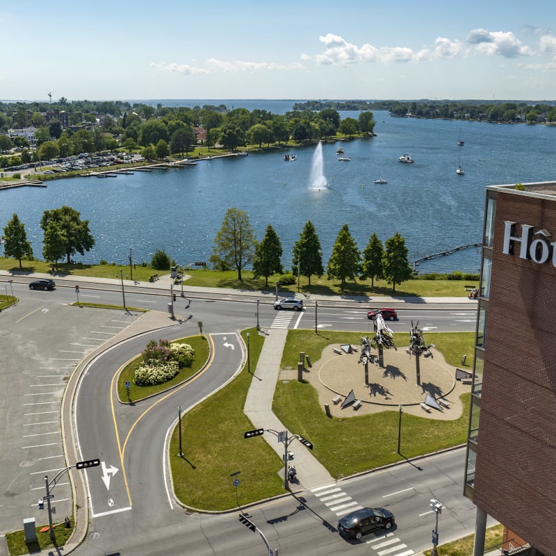 Vue aérienne d'un hôtel au bord de l'eau à Salaberry-de-Valleyfield.