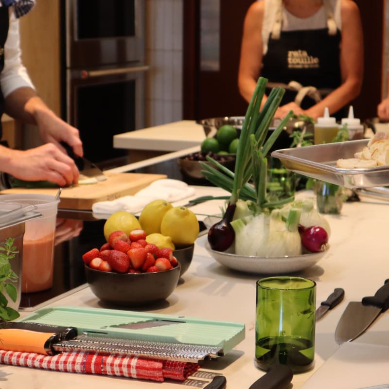Participants à un atelier de cuisine chez Ratatouille.