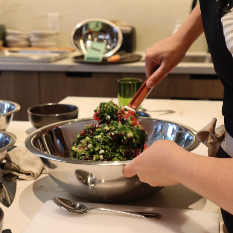Participant à un atelier de cuisine chez Ratatouille.