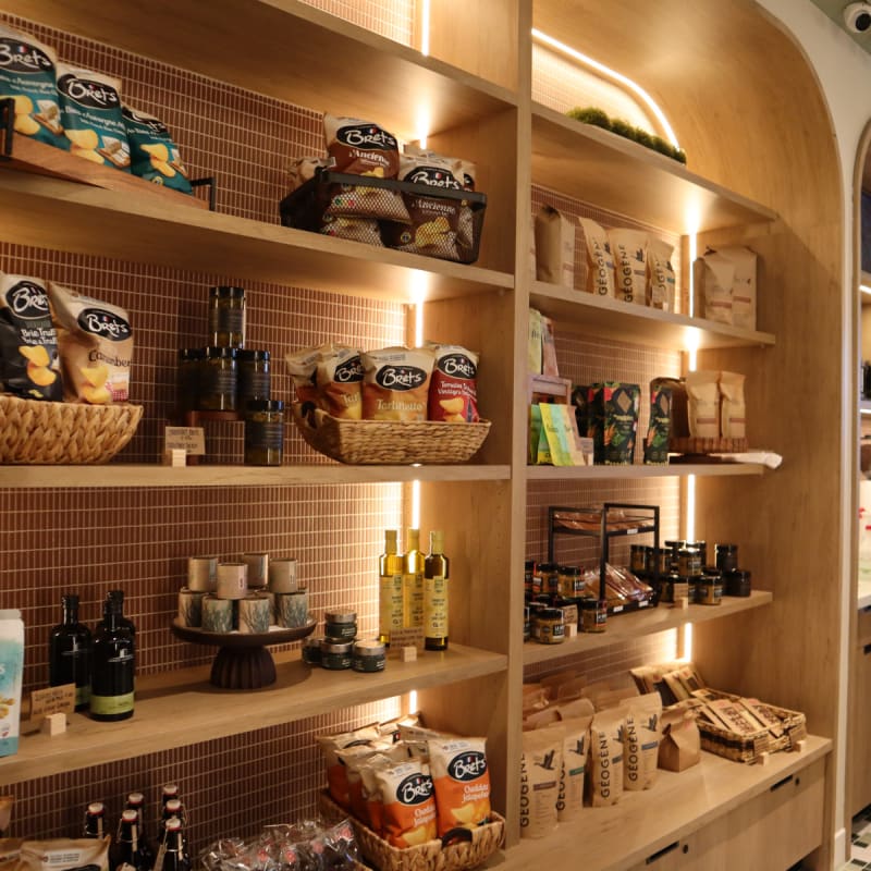 Étagère de produits à l'épicerie fine de Ratatouille.