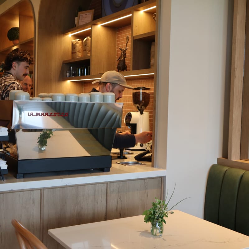 Barista au café chez Ratatouille.