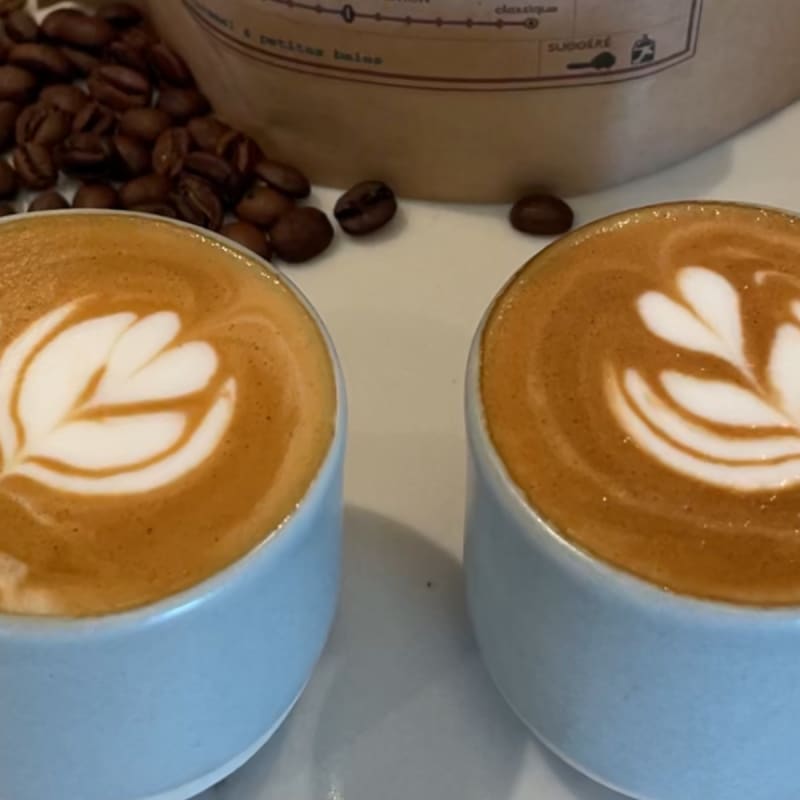 Deux cafés lattés chez Ratatouille.