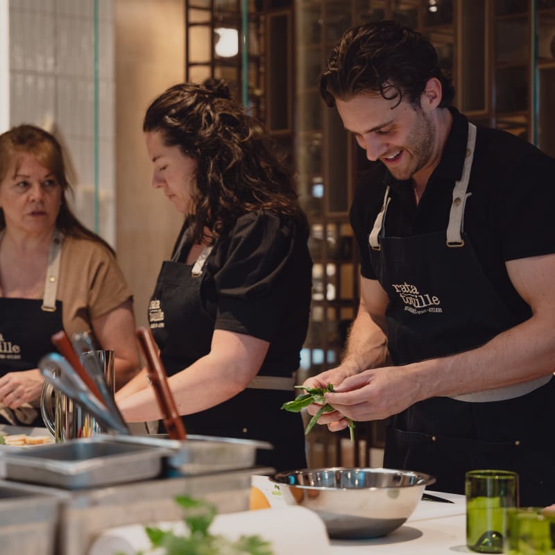 Participant·es à un atelier de cuisine chez Ratatouille.