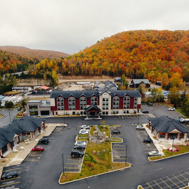 Devanture du Microtel Inn à Tremblant avec le paysage automnal en arrière-plan.