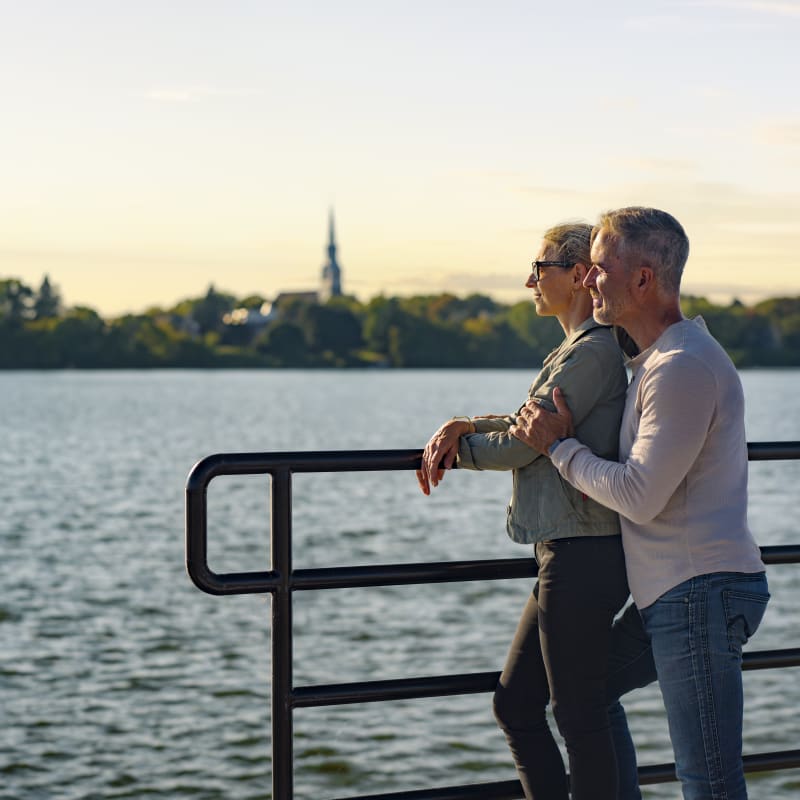 Deux personnes au bord de l'eau