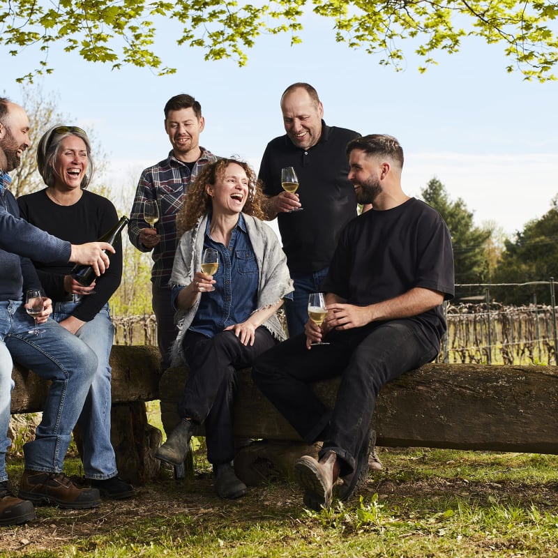 Six personnes en visite au vignoble Domaine Amalgames.