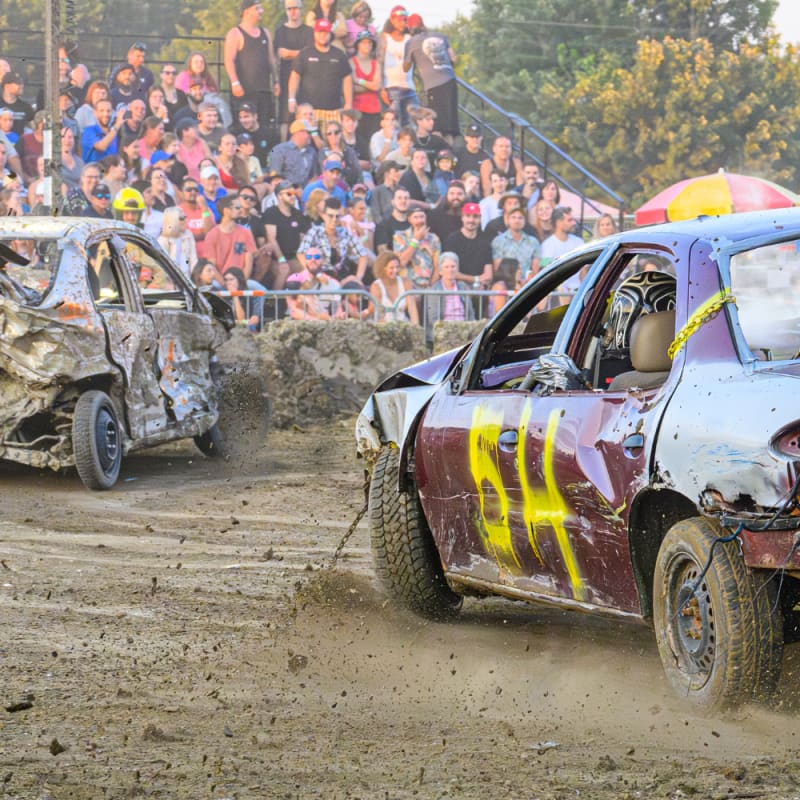 Deux voitures lors d'un derby de démolition à l'Expo agricole de Saint-Hyacinthe.