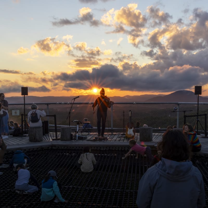 Concert au crépuscule au Sentier des cimes Laurentides.