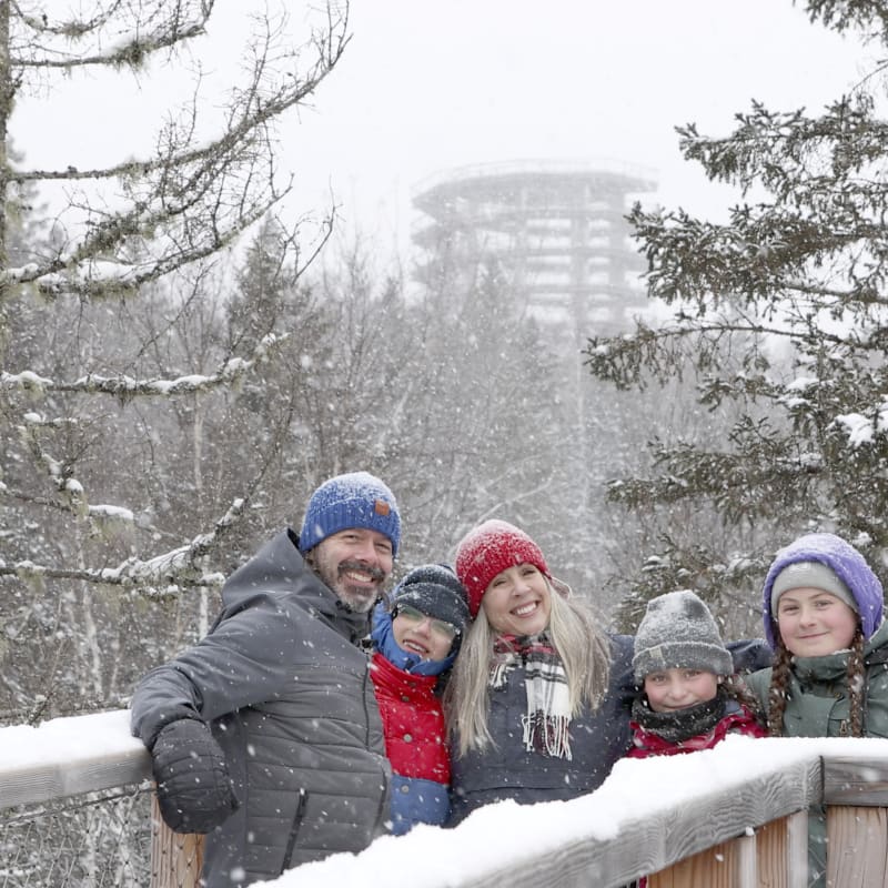 Famille au Sentier des cimes Laurentides en hiver.