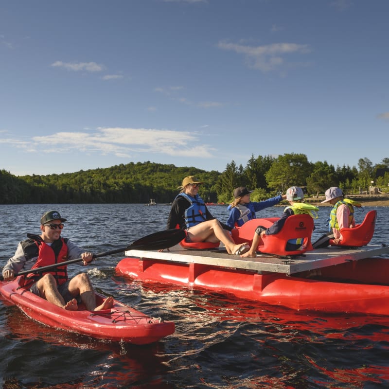 Family on the lake at Station touristique Duchesnay.