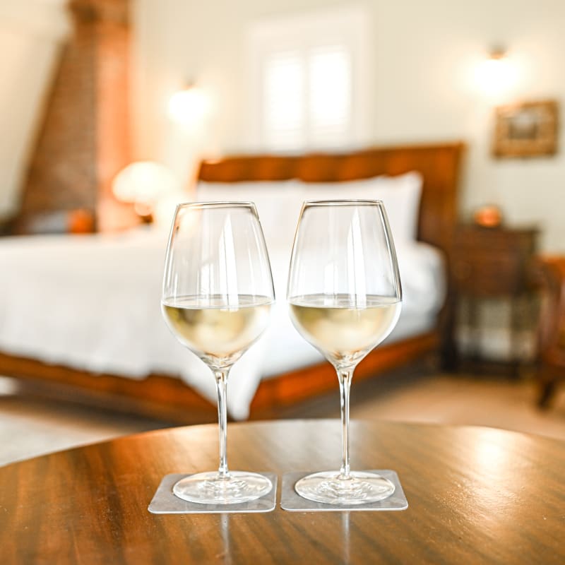 2 verres de vin dans la chambre au StoneHaven Le Manoir.