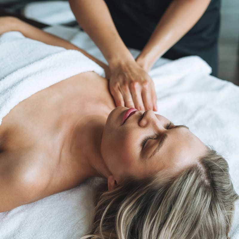 Femme recevant un massage.