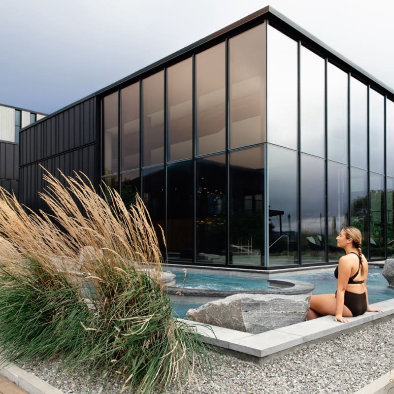 Femme au bord de la piscine au Strøm spa nordique Vieux-Québec.