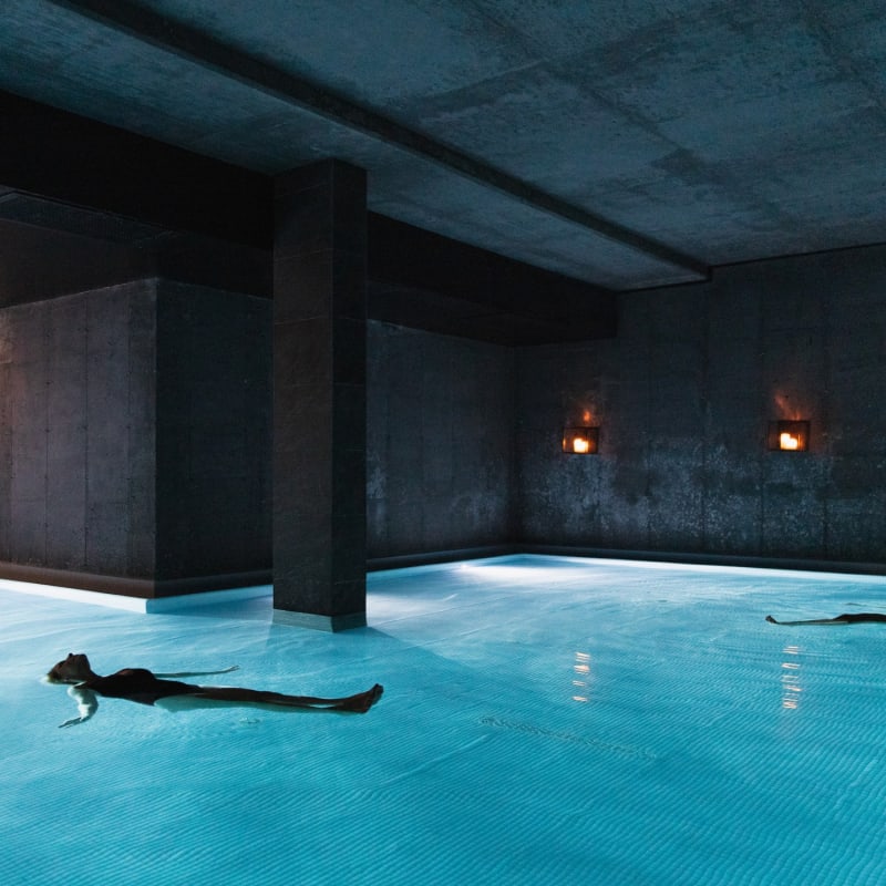 Bain flottant du Strøm spa nordique Vieux-Québec.