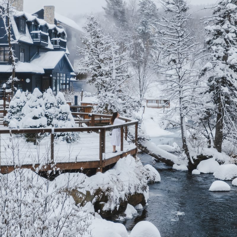 Terrasse du Strøm spa nordique Saint-Sauveur en hiver