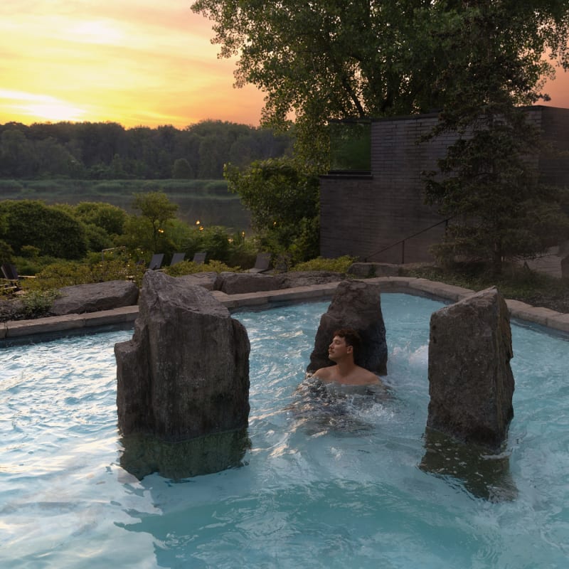 Homme dans la piscine au Strøm spa nordique Île des Soeurs.