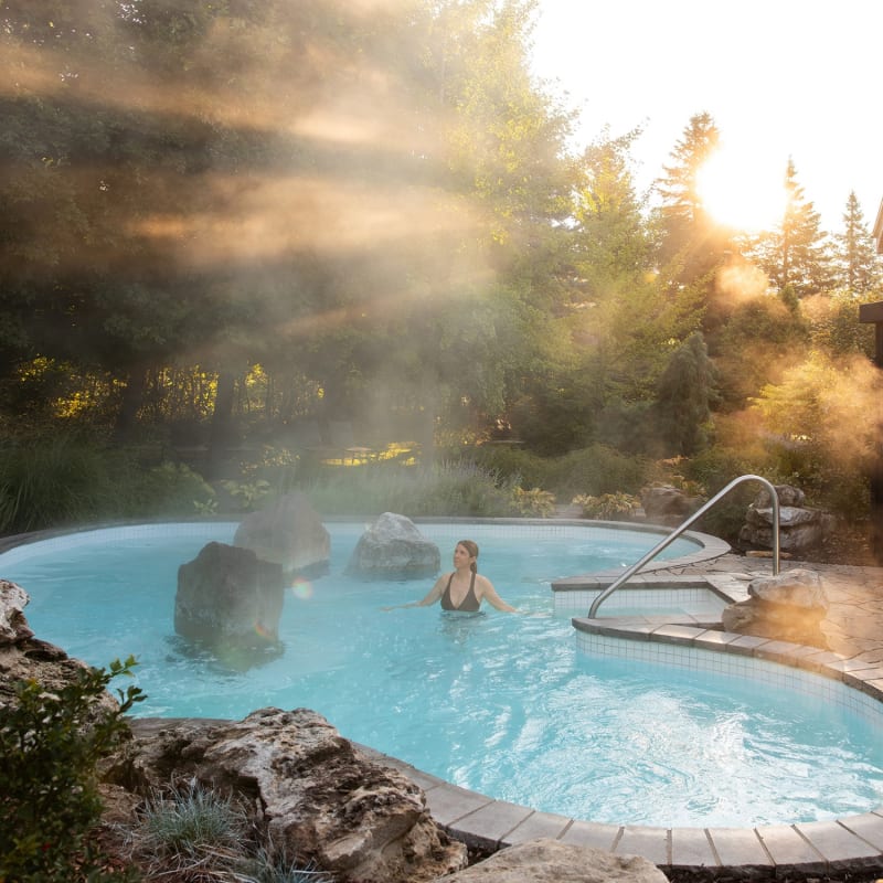 Femme dans la piscine du Strøm spa nordique Mont-Saint-Hilaire.