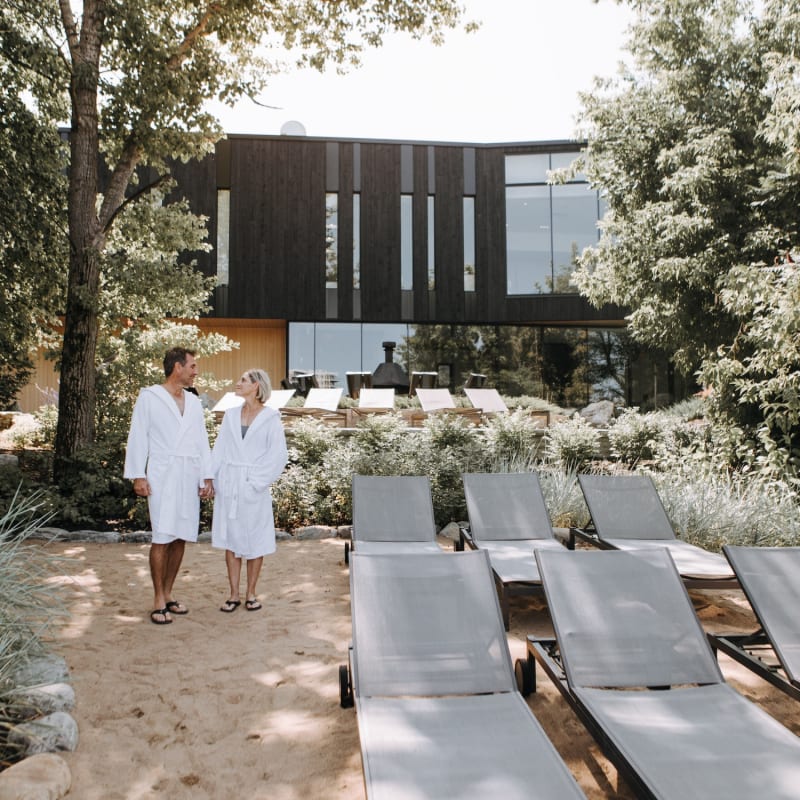 Couple au Strøm spa nordique Sherbrooke au printemps.
