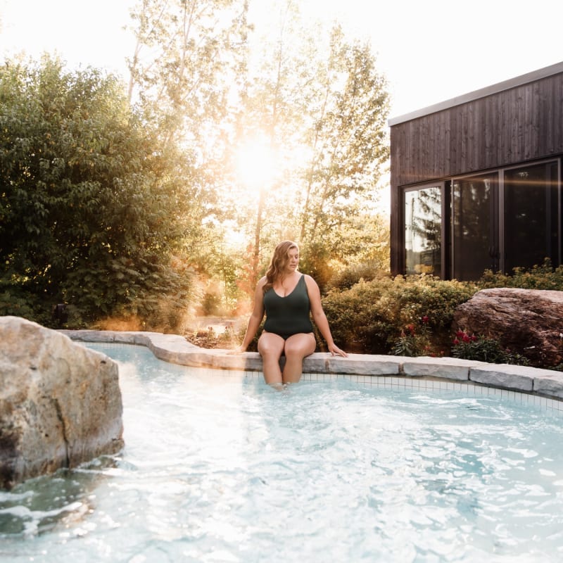 Femme au bord de la piscine au Strøm spa nordique Sherbrooke.