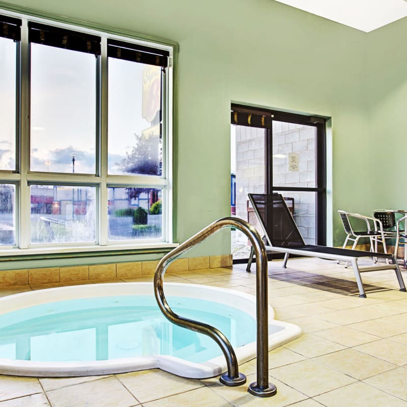 Spa at the Super 8 Saint-Jérôme.