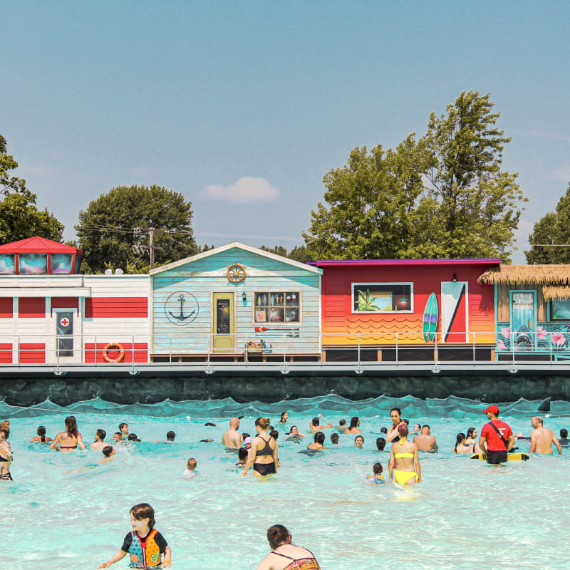 Gens dans la piscine à vague au Super Aqua Club
