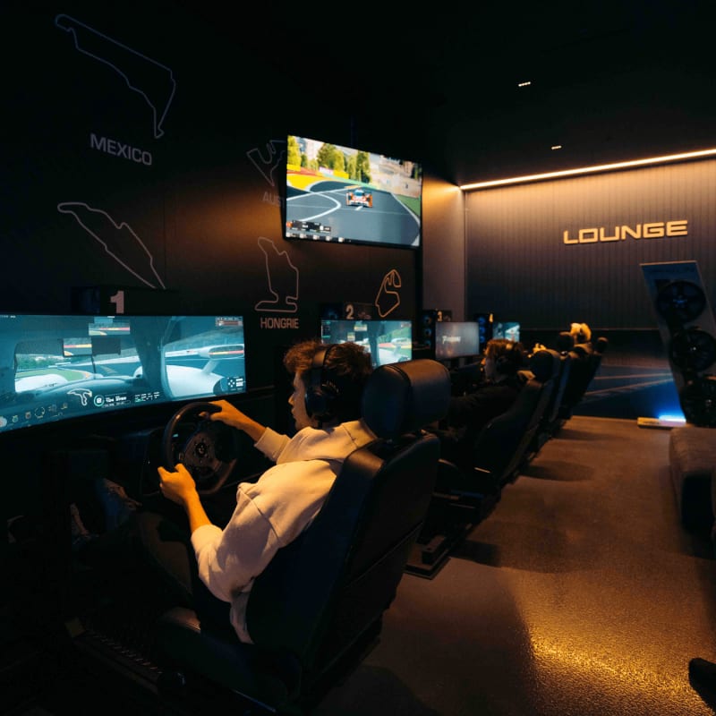 Simulateur de course chez Tag E-Karting.