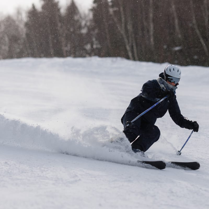 Personne en descente rapide sur une piste de ski alpin.