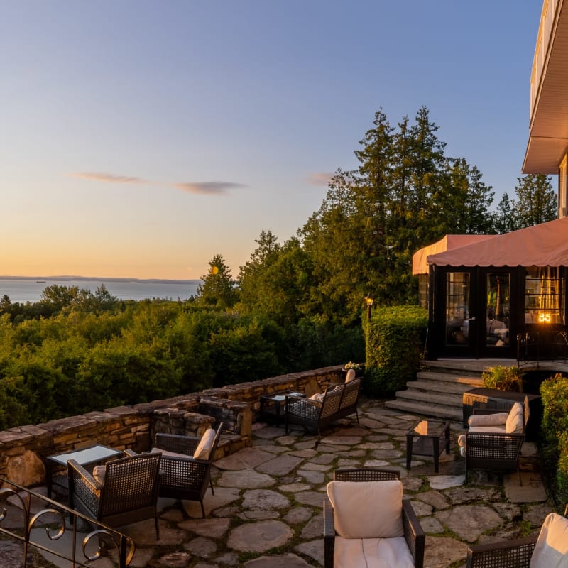 Terrasse de l'Auberge des Falaises au coucher de soleil.
