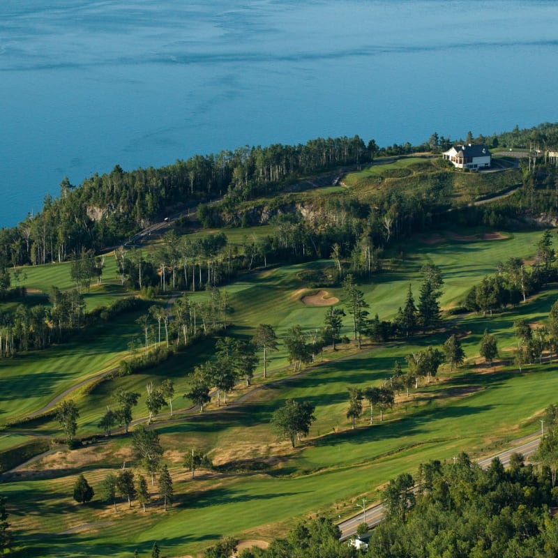 Vue aérienne du Club de Golf Fairmont Le Manoir Richelieu.