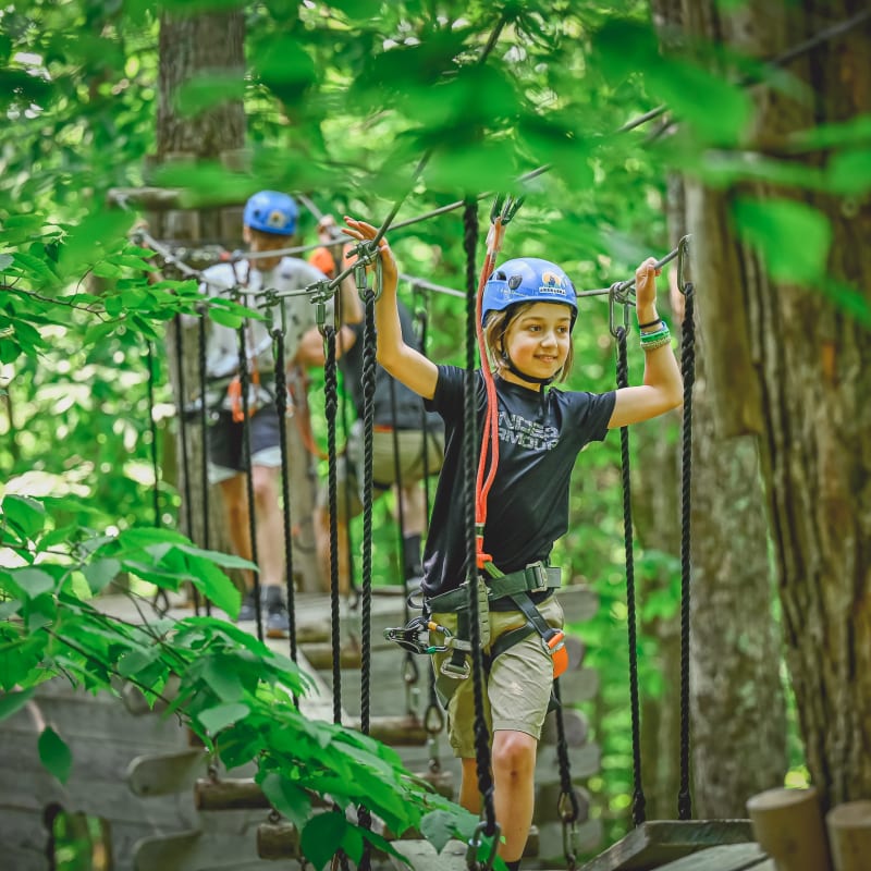 Enfant dans un parcours aérien à Arbraska Duchesnay.