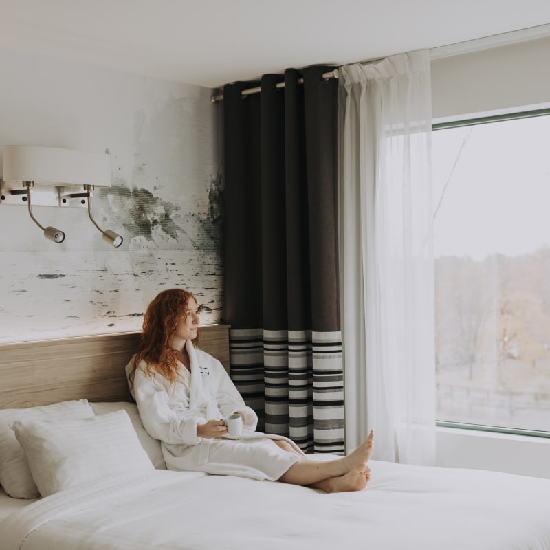 Femme dans un lit au Château Joliette.