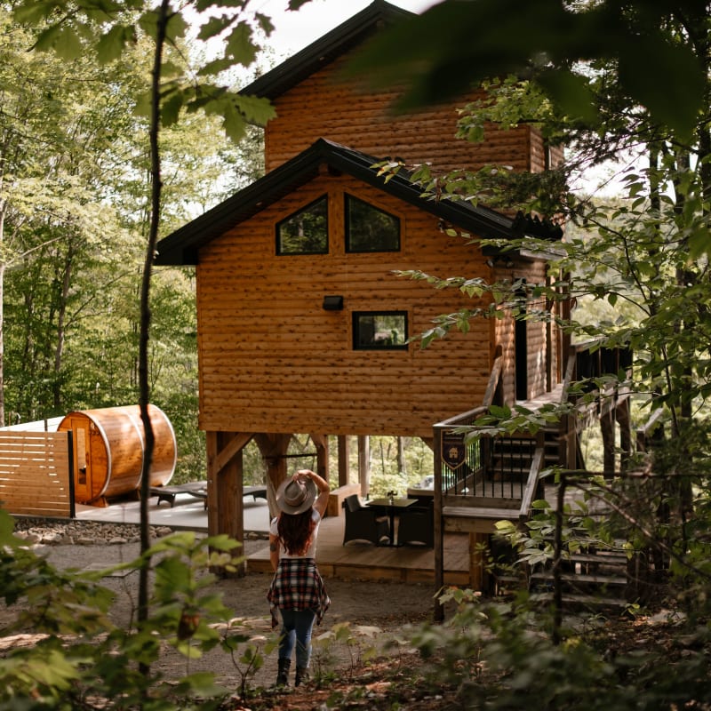 La Cime est une entreprise d’hébergement expérientielle haut de gamme qui allie architecture innovante, expérience thermale privée et services exclusifs dans un environnement minimal et réfléchi