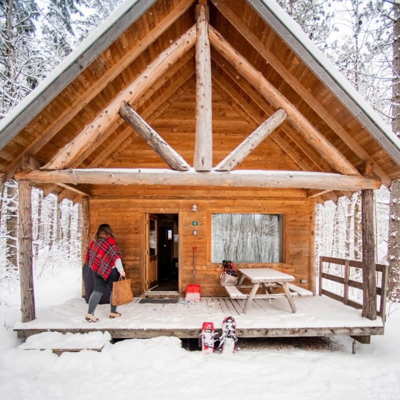 Devanture d'un chalet en bois en hiver chez Huttopia - Les Deux Lacs