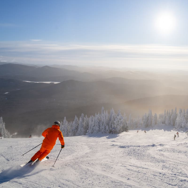 Personne en ski sur une piste au Mont-Tremblant.