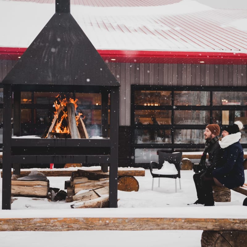 Couple et feu extérieur devant la microbrasserie l'Entêté.