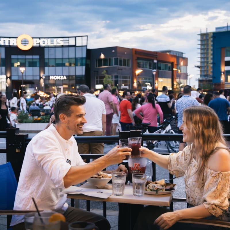 Couple sur une terrasse au Centropolis de Laval.
