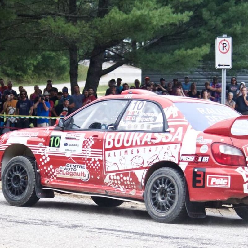 Voiture de course au Rallye Défi Petite Nation.