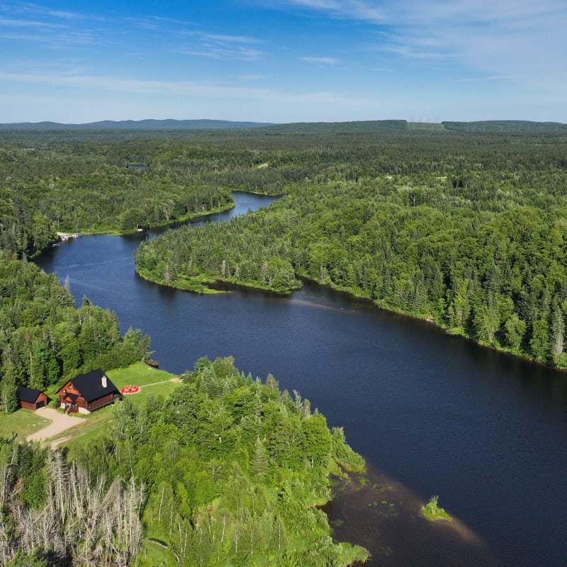 Rivière au village Au Chalet en Bois Rond.