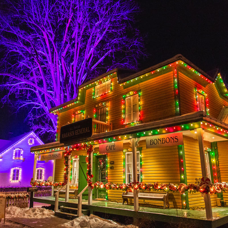 Village illuminé du village québécois d'antan.