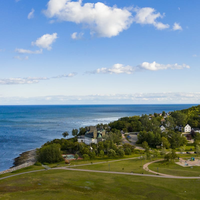 Vue aérienne de la ville en été avec le fleuve. 
